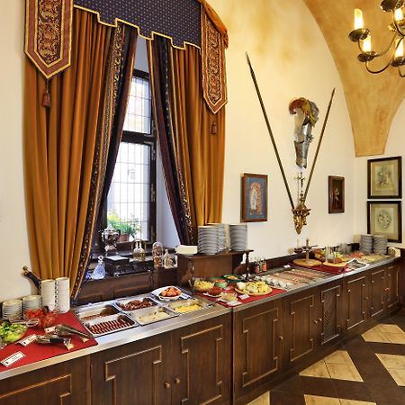 Hotel Ruze Чески-Крумлов Экстерьер фото The buffet at the restaurant