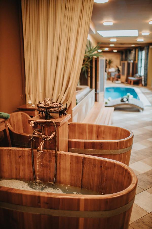 Hotel Ruze Чески-Крумлов Экстерьер фото A wooden bathtub