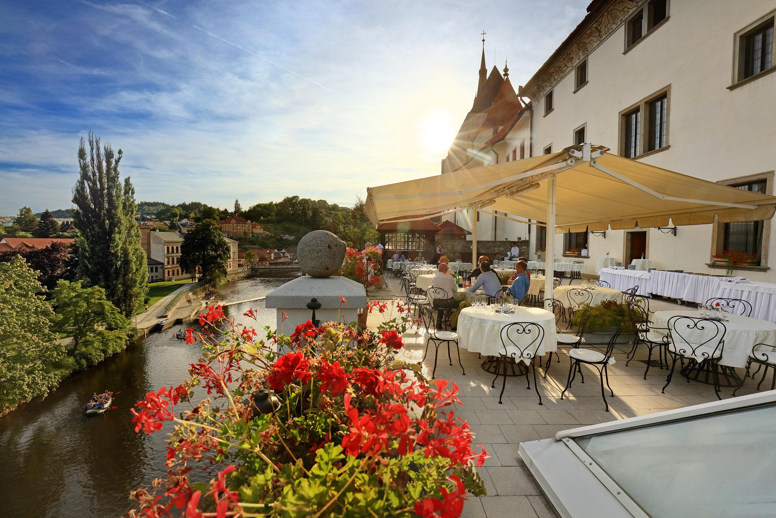 Hotel Ruze Чески-Крумлов Экстерьер фото The hotel's terrace