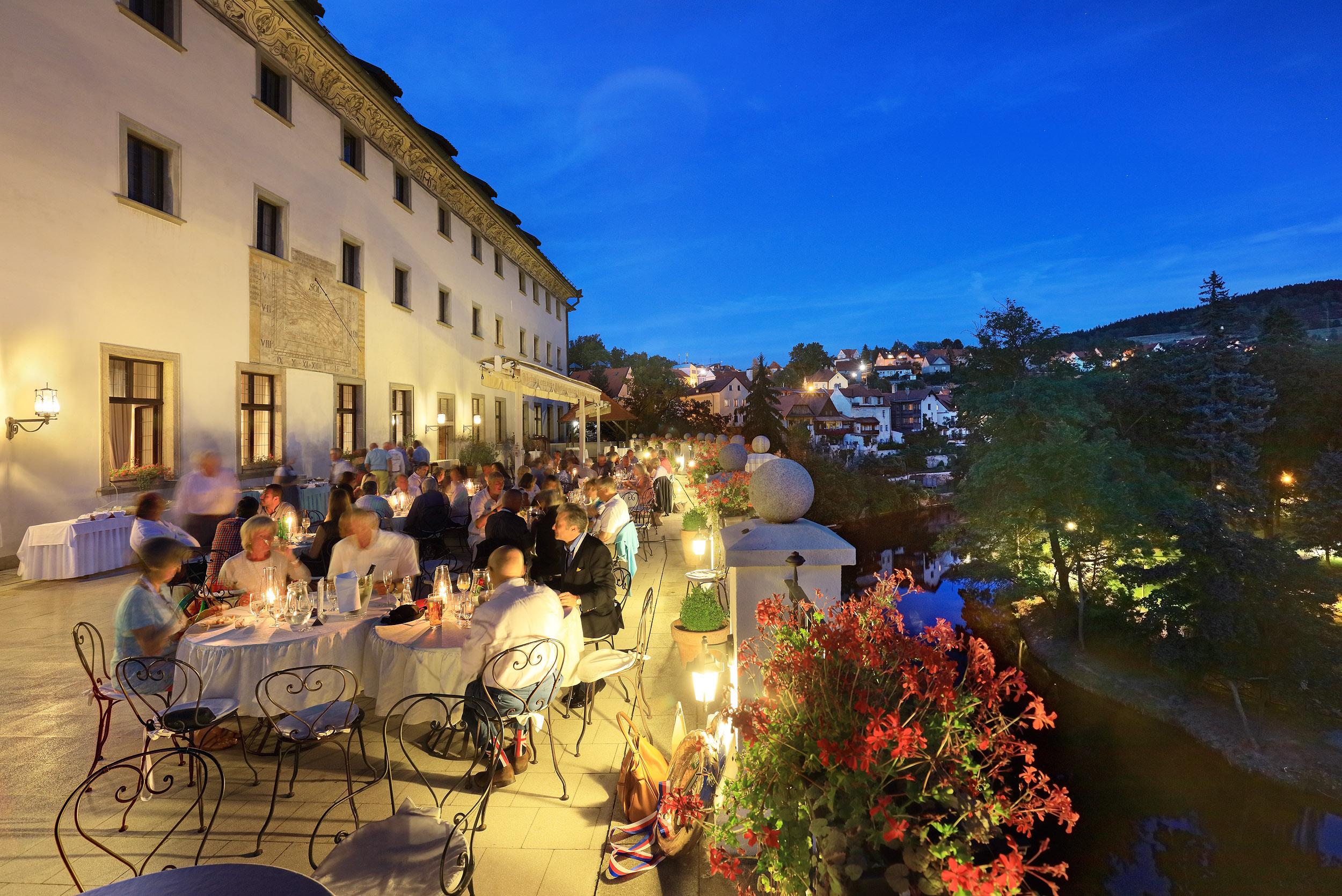 Hotel Ruze Чески-Крумлов Экстерьер фото The terrace of the restaurant