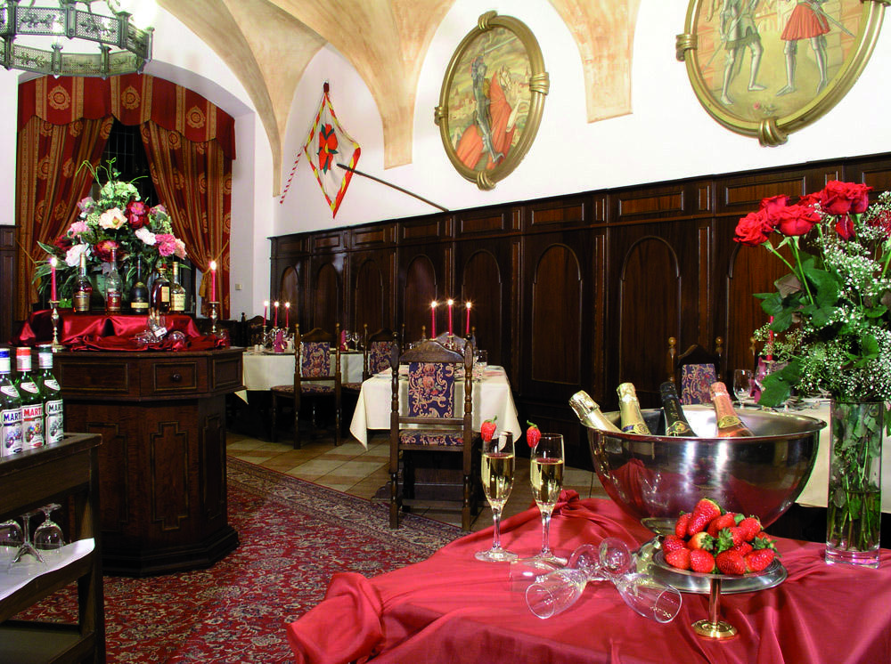 Hotel Ruze Чески-Крумлов Экстерьер фото Restaurant in the castle