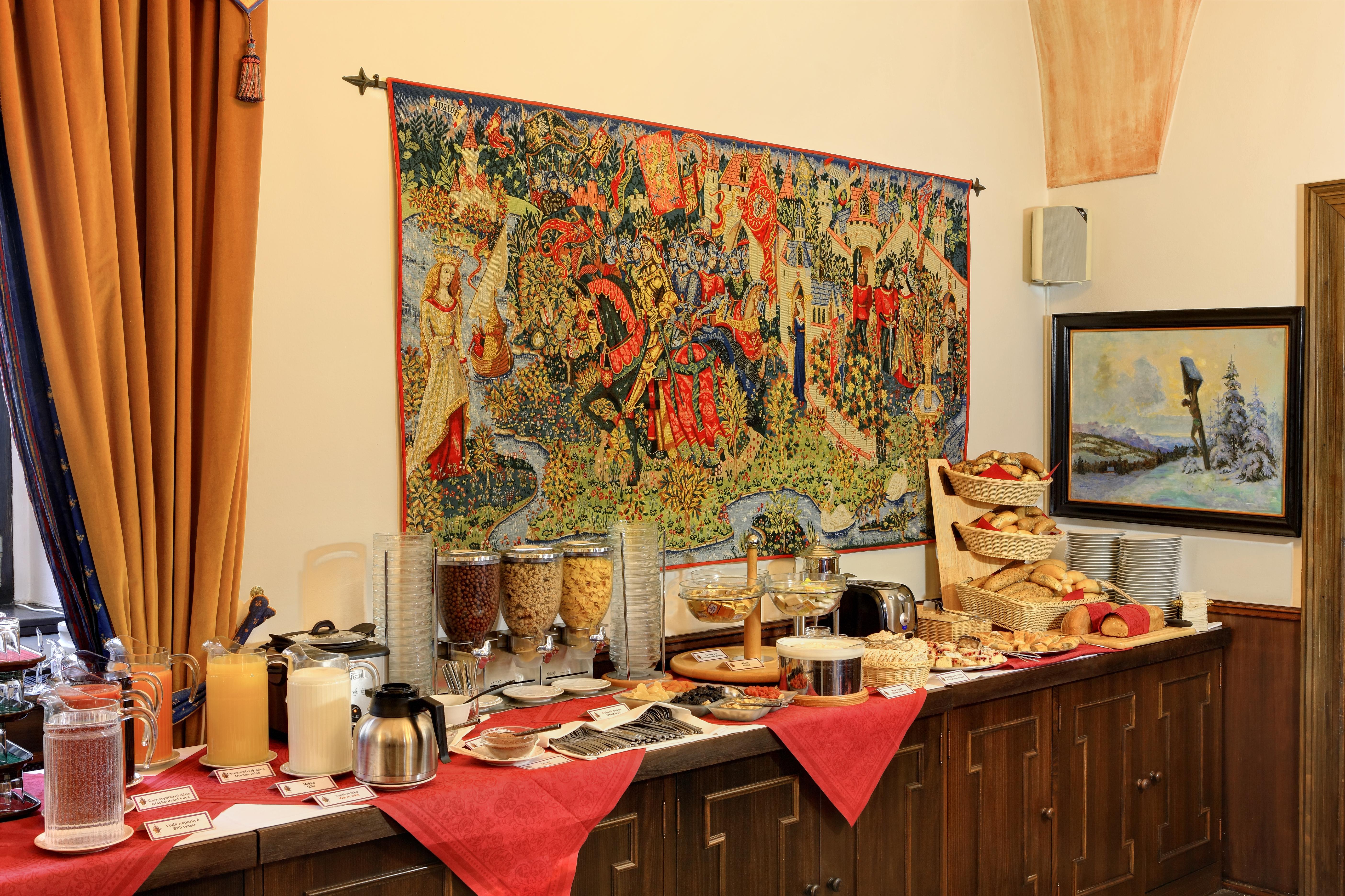 Hotel Ruze Чески-Крумлов Экстерьер фото A typical buffet