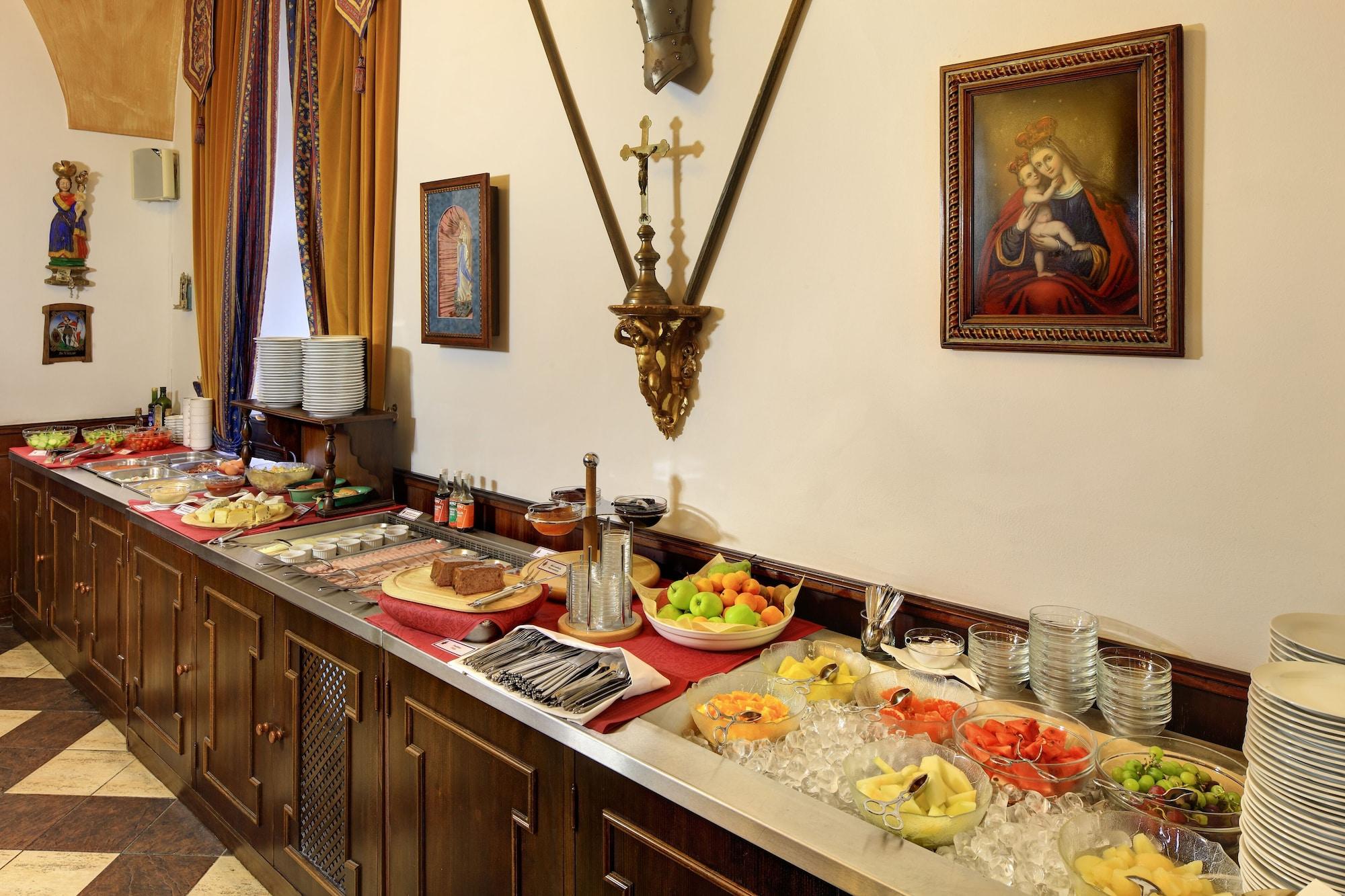 Hotel Ruze Чески-Крумлов Экстерьер фото A buffet at a hotel