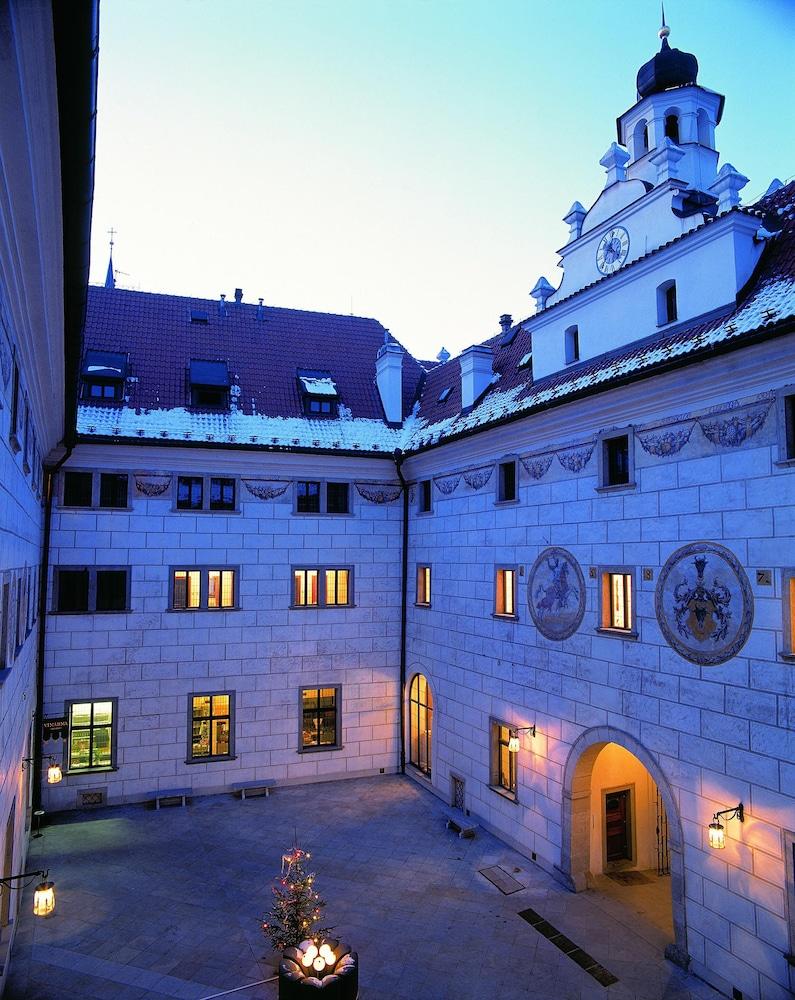 Hotel Ruze Чески-Крумлов Экстерьер фото The courtyard of the Landhaushof