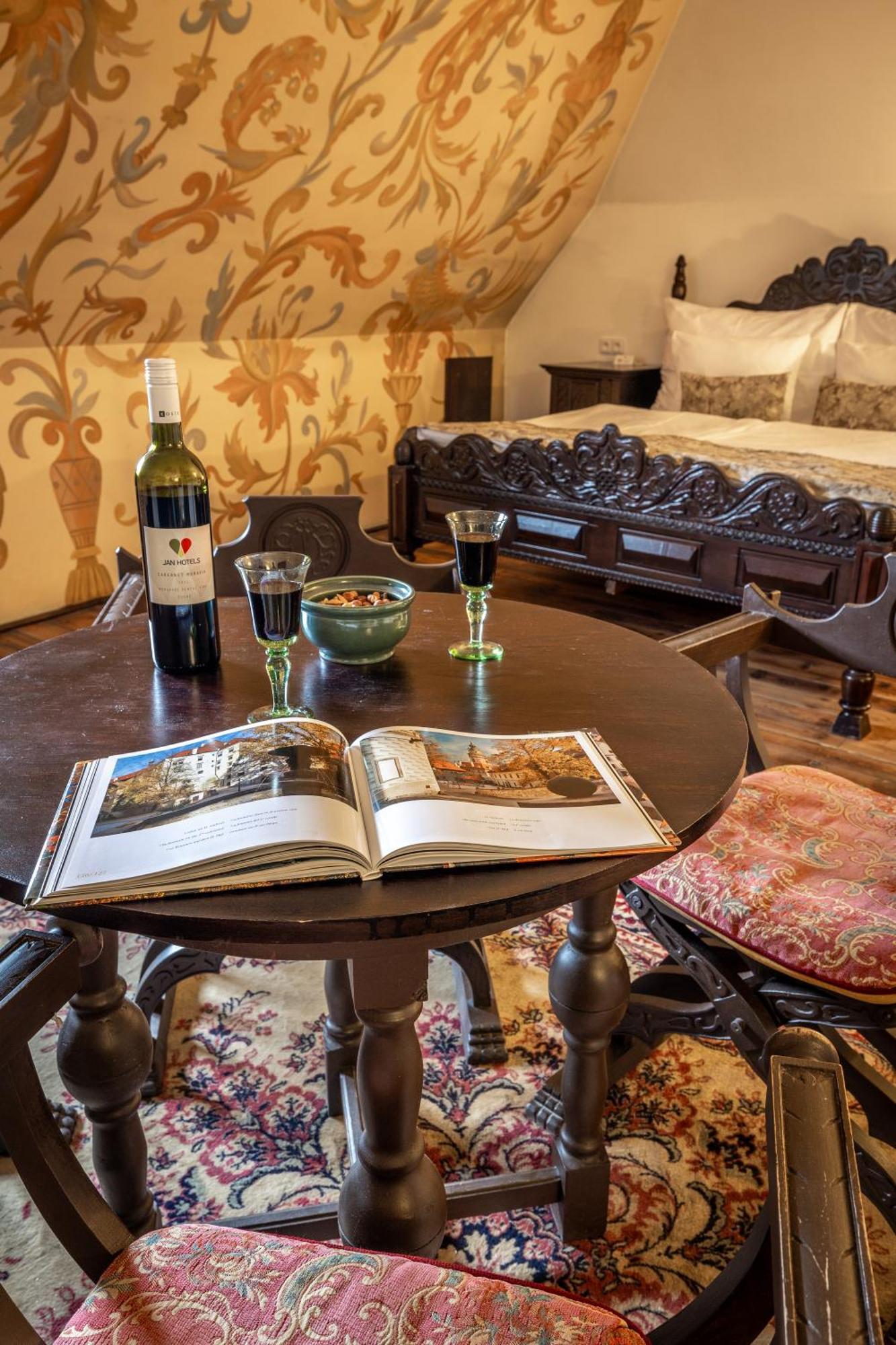 Hotel Ruze Чески-Крумлов Экстерьер фото A wine tasting at the winery