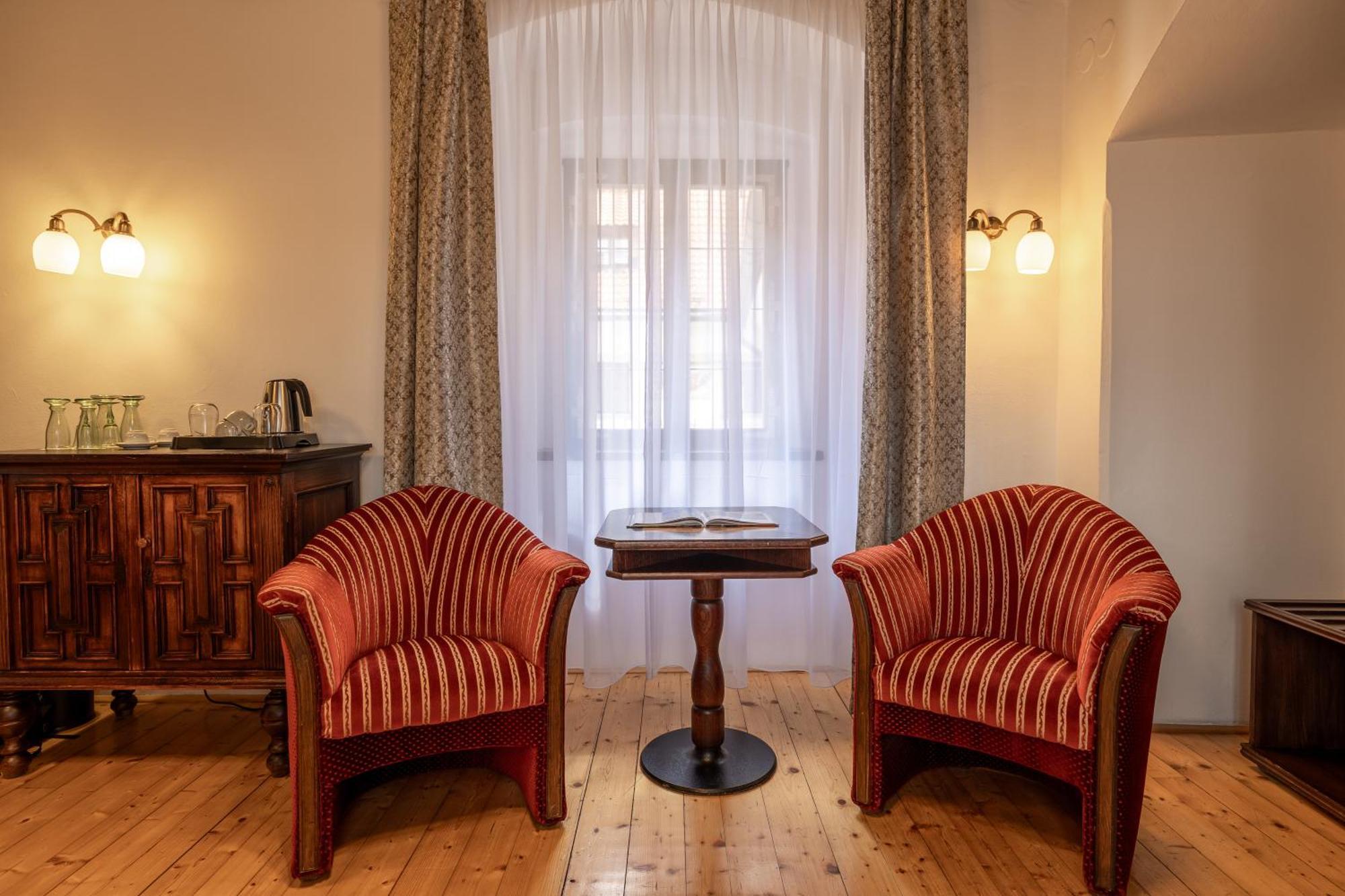 Hotel Ruze Чески-Крумлов Экстерьер фото A room at the hotel